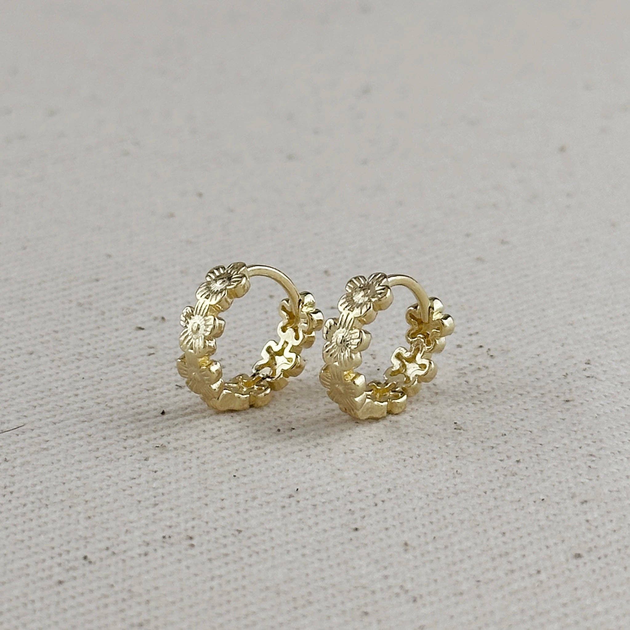 Huggie obročasti uhani s cvetličnim motivom • 18k Gold Filled