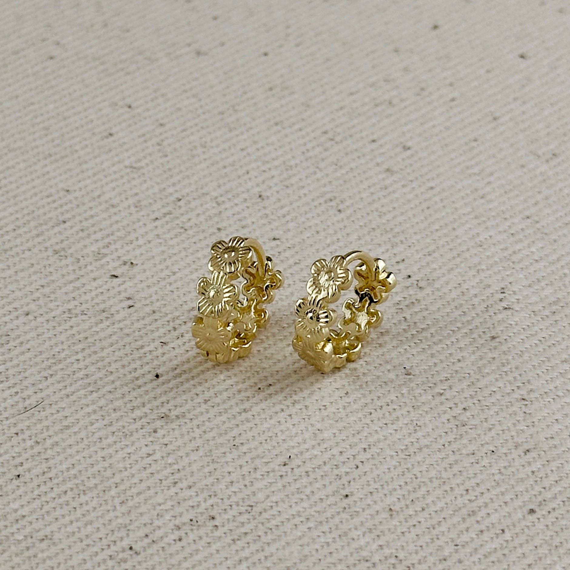 Huggie obročasti uhani s cvetličnim motivom • 18k Gold Filled